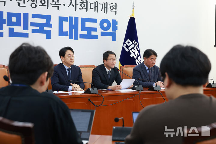 [서울=뉴시스] 고승민 기자 = 한병도 더불어민주당 원내대표가 18일 서울 여의도 국회에서 현안 기자간담회를 하고 있다. 2026.02.18. kkssmm99@newsis.com