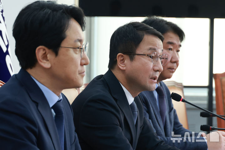 [서울=뉴시스] 고승민 기자 = 한병도 더불어민주당 원내대표가 18일 서울 여의도 국회에서 현안 기자간담회를 하고 있다. 2026.02.18. kkssmm99@newsis.com