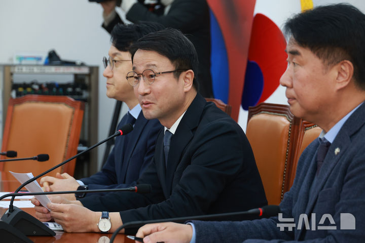 [서울=뉴시스] 고승민 기자 = 한병도 더불어민주당 원내대표가 18일 서울 여의도 국회에서 현안 기자간담회를 하고 있다. 2026.02.18. kkssmm99@newsis.com