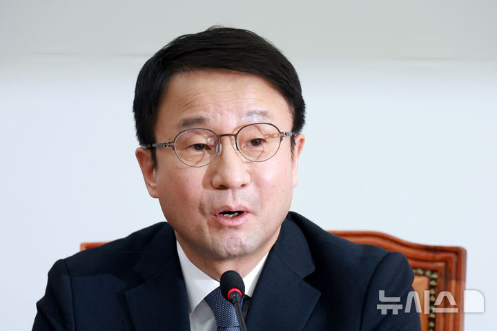 [서울=뉴시스] 고승민 기자 = 한병도 더불어민주당 원내대표가 18일 서울 여의도 국회에서 현안 기자간담회를 하고 있다. 2026.02.18. kkssmm99@newsis.com