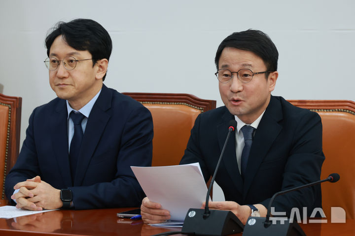 [서울=뉴시스] 고승민 기자 = 한병도 더불어민주당 원내대표가 18일 서울 여의도 국회에서 현안 기자간담회를 하고 있다. 2026.02.18. kkssmm99@newsis.com