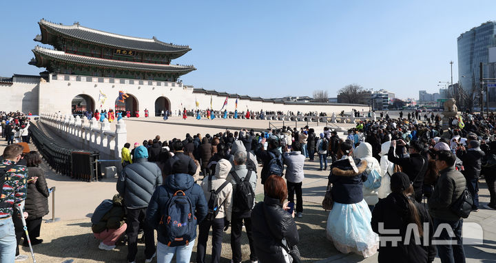 [서울=뉴시스] 추상철 기자 = 설 명절 연휴 마지막날인 18일 오전 서울 종로구 광화문 앞에서 많은 관람객이 수문장 교대의식을 관람하고 있다. 2026.02.18. scchoo@newsis.com