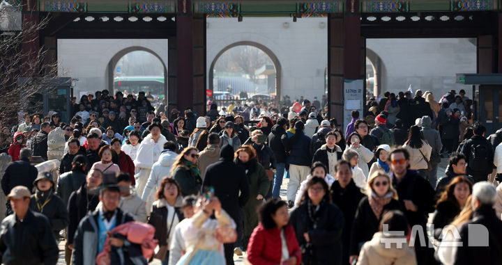 [서울=뉴시스] 추상철 기자 = 설 명절 연휴 마지막날인 18일 오전 서울 종로구 경복궁이 국내외 관람객으로 붐비고 있다. 2026.02.18. scchoo@newsis.com