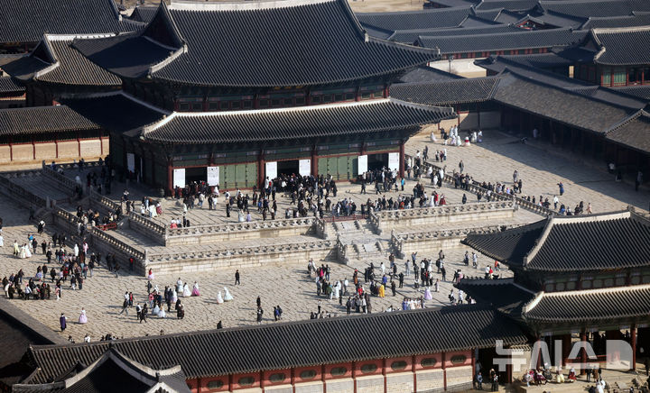 [서울=뉴시스] 추상철 기자 = 설 명절 연휴 마지막날인 18일 오전 서울 종로구 경복궁이 국내외 관람객으로 붐비고 있다. 2026.02.18. scchoo@newsis.com