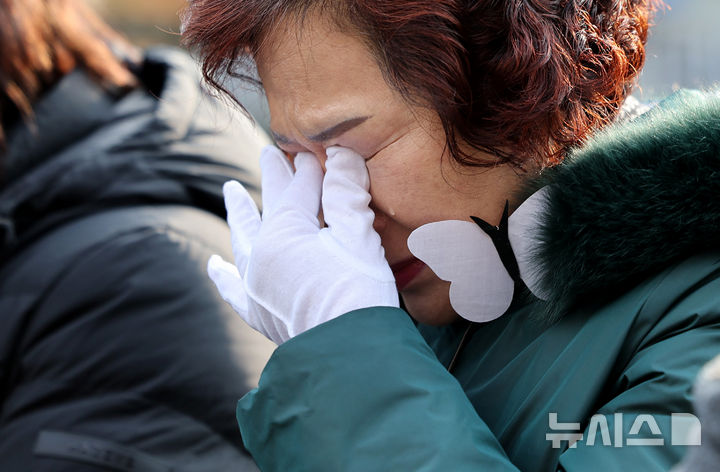 [대구=뉴시스] 이무열 기자 = 18일 대구 동구 시민안전테마파크에서 열린 대구지하철 화재참사 23주기 추모식에서 유가족이 눈물을 닦고 있다. 2026.02.18. lmy@newsis.com