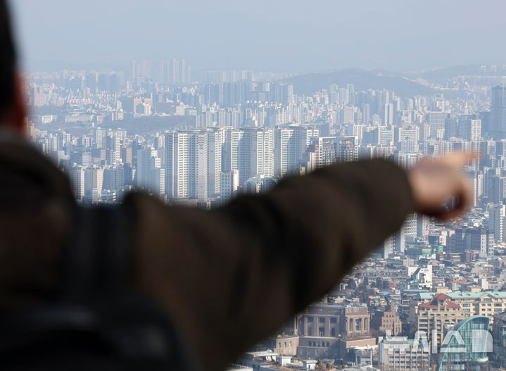 [서울=뉴시스] 배훈식 기자 = 18일 오전 서울 중구 남산에서 바라본 서울 도심 아파트 모습. 2026.02.18. dahora83@newsis.com