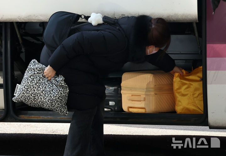 [서울=뉴시스] 이영환 기자 = 설날 연휴 마지막날인 18일 서울 서초구 서울고속버스터미널에서 한 귀경객이 짐을 꺼내고 있다. 2026.02.18. 20hwan@newsis.com