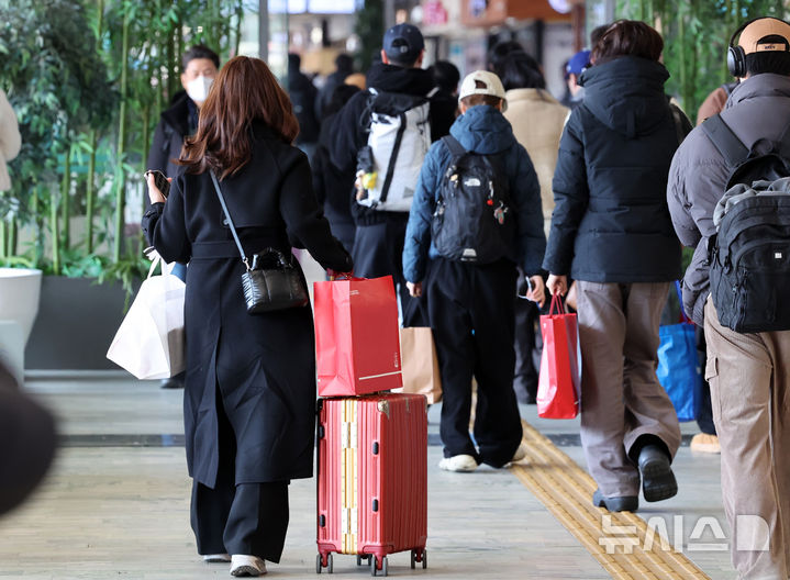 [서울=뉴시스] 이영환 기자 = 설날 연휴 마지막날인 18일 서울 서초구 서울고속버스터미널에서 귀경객들이 이동하고 있다. 2026.02.18. 20hwan@newsis.com