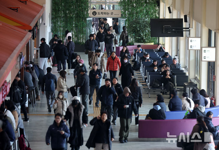 [서울=뉴시스] 이영환 기자 = 설날 연휴 마지막날인 18일 서울 서초구 서울고속버스터미널에서 귀경객들이 이동하고 있다. 2026.02.18. 20hwan@newsis.com
