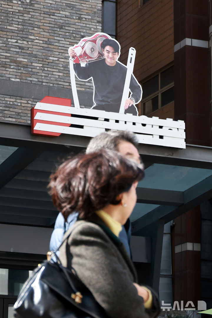 [서울=뉴시스] 고승민 기자 = 18일 서울 여의도 국민의힘 당사 간판에 당명 개정 추진과 관련한 옥외 광고물이 설치돼 있다. 2026.02.18. kkssmm99@newsis.com