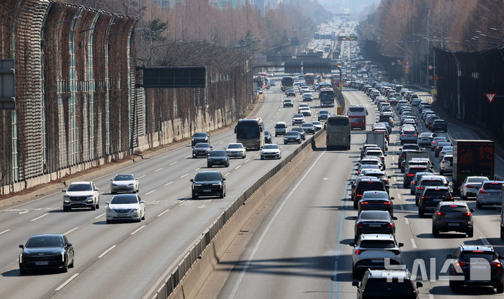 [서울=뉴시스] 이영환 기자 = 지난달 18일 서울 서초구 잠원IC에서 바라본 경부고속도로. 2026.02.18. 20hwan@newsis.com