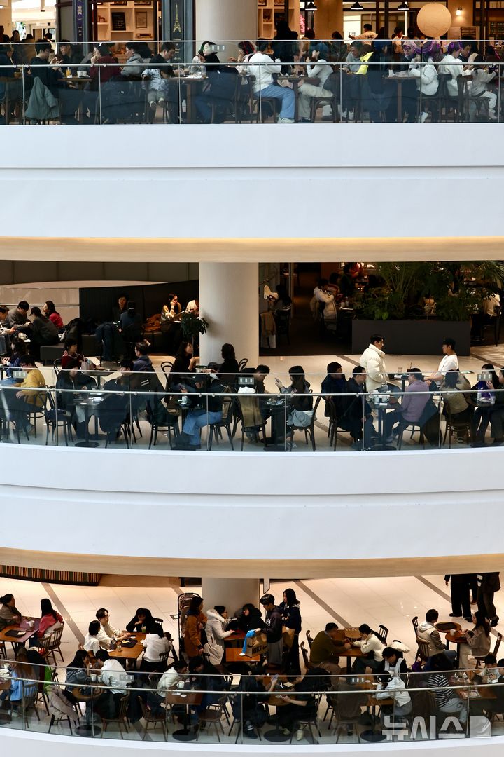 [서울=뉴시스] 김명년 기자 = 설 연휴 마지막 날인 18일 서울시내 한 대형쇼핑몰이 방문객들로 붐비고 있다. 2026.02.18. kmn@newsis.com