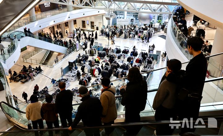 [서울=뉴시스] 김명년 기자 = 설 연휴 마지막 날인 18일 서울시내 한 대형쇼핑몰이 방문객들로 붐비고 있다. 2026.02.18. kmn@newsis.com