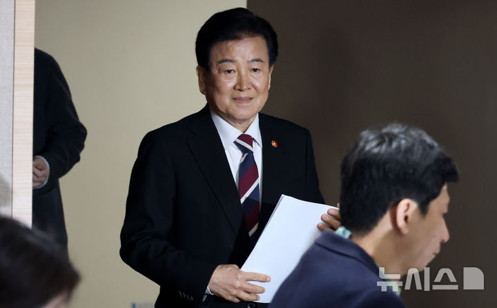 [서울=뉴시스] 추상철 기자 = 정동영 통일부 장관이 18일 오후 서울 종로구 정부서울청사에서 '무인기사건' 관련 입장 발표 및 재발방지대책 추진계획 등 브리핑을 위해 이동하고 있다. 2026.02.18. scchoo@newsis.com