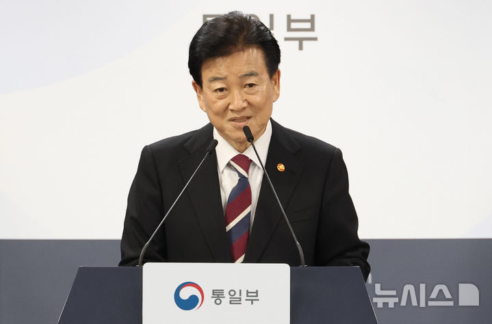 [서울=뉴시스] 추상철 기자 = 정동영 통일부 장관이 18일 오후 서울 종로구 정부서울청사에서 '무인기사건' 관련 입장 발표 및 재발방지대책 추진계획 등 브리핑을 하고 있다. 2026.02.18. scchoo@newsis.com