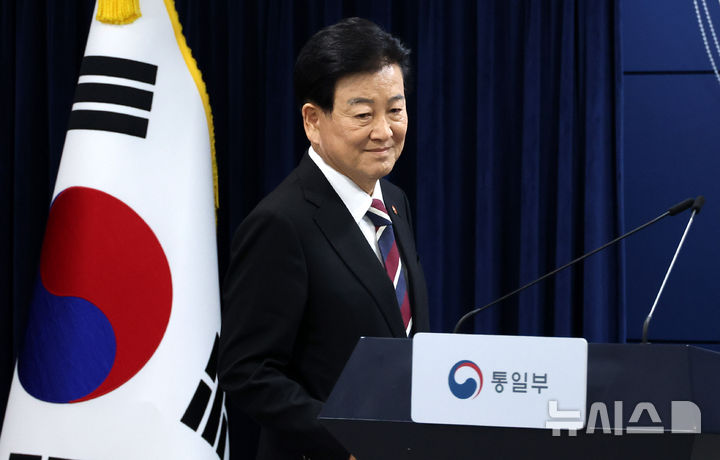 [서울=뉴시스] 추상철 기자 = 정동영 통일부 장관이 18일 오후 서울 종로구 정부서울청사에서 '무인기사건' 관련 입장 발표 및 재발방지대책 추진계획 등 브리핑을 위해 단상으로 향하고 있다. 2026.02.18. scchoo@newsis.com