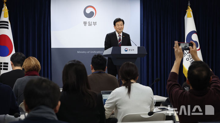 [서울=뉴시스] 추상철 기자 = 정동영 통일부 장관이 18일 오후 서울 종로구 정부서울청사에서 '무인기사건' 관련 입장 발표 및 재발방지대책 추진계획 등 브리핑을 하고 있다. 2026.02.18. scchoo@newsis.com