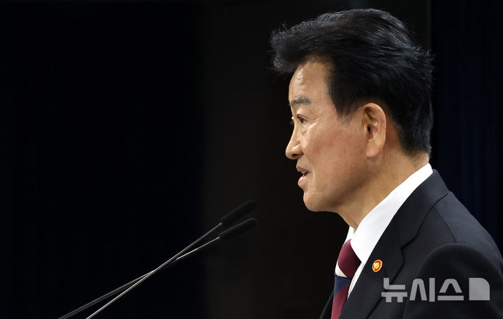 [서울=뉴시스] 추상철 기자 = 정동영 통일부 장관이 18일 오후 서울 종로구 정부서울청사에서 '무인기사건' 관련 입장 발표 및 재발방지대책 추진계획 등 브리핑을 하고 있다. 2026.02.18. scchoo@newsis.com