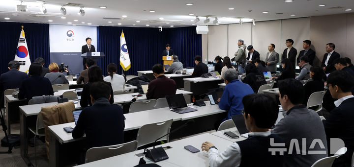 [서울=뉴시스] 추상철 기자 = 정동영 통일부 장관이 18일 오후 서울 종로구 정부서울청사에서 '무인기사건' 관련 입장 발표 및 재발방지대책 추진계획 등 브리핑을 하고 있다. 2026.02.18. scchoo@newsis.com