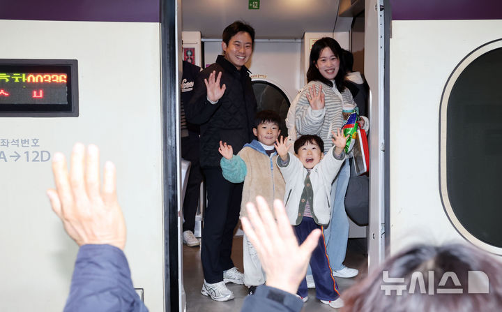  [부산=뉴시스] 하경민 기자 = 설 연휴 마지막 날인 18일 부산 동구 부산역에서 명절을 함께 보낸 한 가족이 아쉬운 작별을 하고 있다. 2026.02.18. yulnetphoto@newsis.com