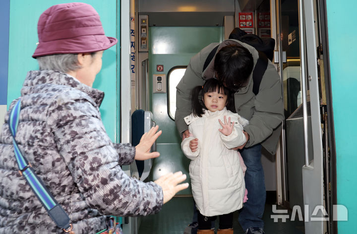  [부산=뉴시스] 하경민 기자 = 설 연휴 마지막 날인 18일 부산 동구 부산역에서 명절을 함께 보낸 한 가족이 아쉬운 작별을 하고 있다. 2026.02.18. yulnetphoto@newsis.com
