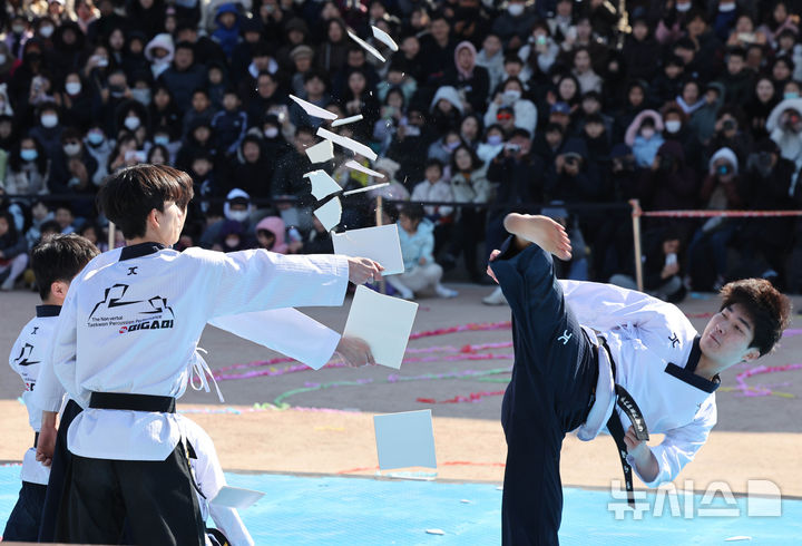 [서울=뉴시스] 배훈식 기자 = 설 연휴 마지막 날인 18일 오후 서울 중구 남산골한옥마을을 찾은 시민들이 태권도 시범 공연을 보고 있다. 2026.02.18. dahora83@newsis.com