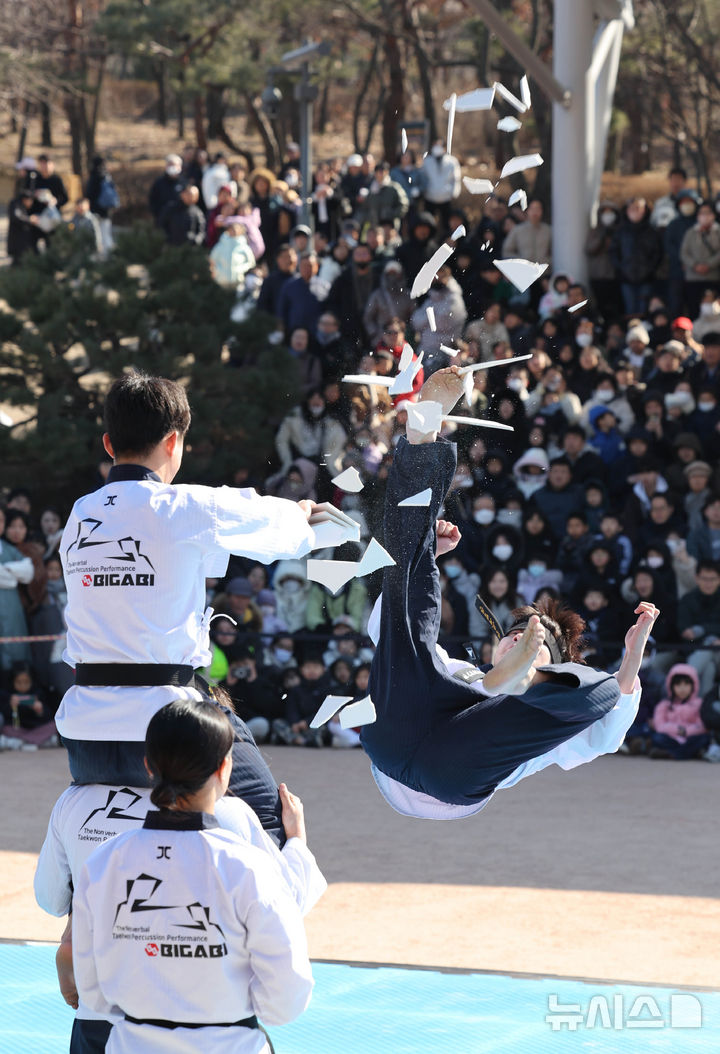 [서울=뉴시스] 배훈식 기자 = 설 연휴 마지막 날인 18일 오후 서울 중구 남산골한옥마을을 찾은 시민들이 태권도 시범 공연을 보고 있다. 2026.02.18. dahora83@newsis.com