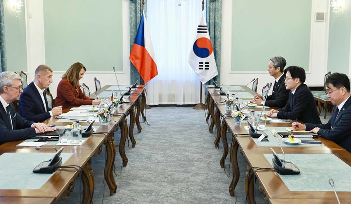 [서울=뉴시스] = 김정관 산업통상부 장관이 16일 (현지 시간) 체코 총리실 회의실에서 안드레이 바비시 체코 총리와 면담을 하고 있다. (사진=산업통상부 제공)2026.02.18. photo@newsis.com *재판매 및 DB 금지