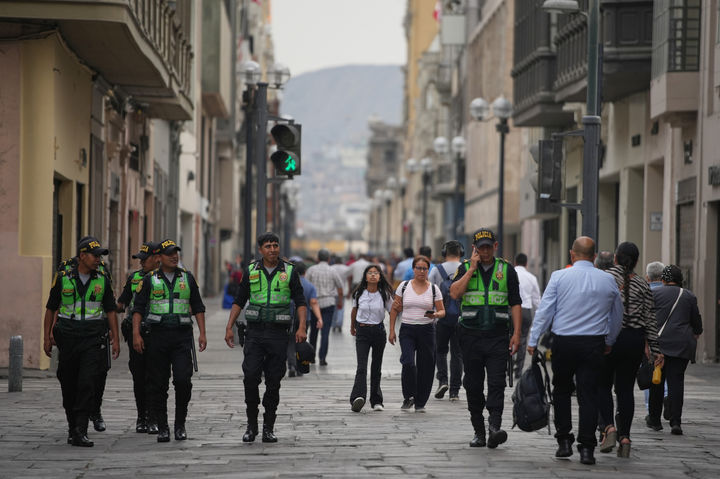 [리마=AP/뉴시스] 2월18일 페루 리마에서 경찰이 대통령 집무실 인근을 순찰하고 있다. 페루 의회는 17일 중국인 사업가와 유착 의혹을 받는, 취임 4개월 된 호세 헤리 대통령에 대한 탄핵안을 가결해 4월 12일 선거를 치를 예정이었지만 후보 중 한 명이 3월15일 유세중 교통사고로 사망했다. 2026.03.16.