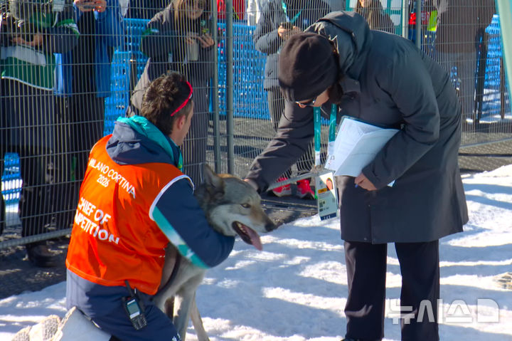 [테세로=AP/뉴시스] 18일(현지 시간) 이탈리아 테세로 크로스컨트리 스타디움에서 열린 2026 밀라노·코르티나담페초 동계올림픽 크로스컨트리 스키 여자 팀 스프린트 프리 예선 경기에 나타난 개 한 마리가 관계자들에게 붙잡혔다. 사진은 올림픽 중계 방송사 OBS가 제공한 영상 속 한 장면. 2026.02.19.