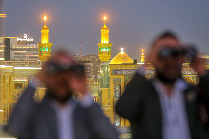 [나자프=AP/뉴시스] 18일(현지 시간) 이라크 나자프에서 시아파 무슬림들이 무슬림 성월 라마단의 시작을 확인하기 위해 초승달을 관측하고 있다. 2026.02.19.