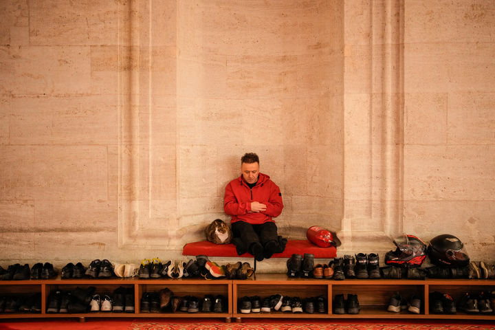 [이스탄불=AP/뉴시스] 18일(현지 시간) 튀르키예 이스탄불 술레이마니예 모스크에서 한 무슬림이 라마단을 하루 앞두고 저녁 기도 '타라위'를 드리고 있다. 튀르키예는 19일을 라마단 성월의 첫날로 선포했다. 2026.02.19.