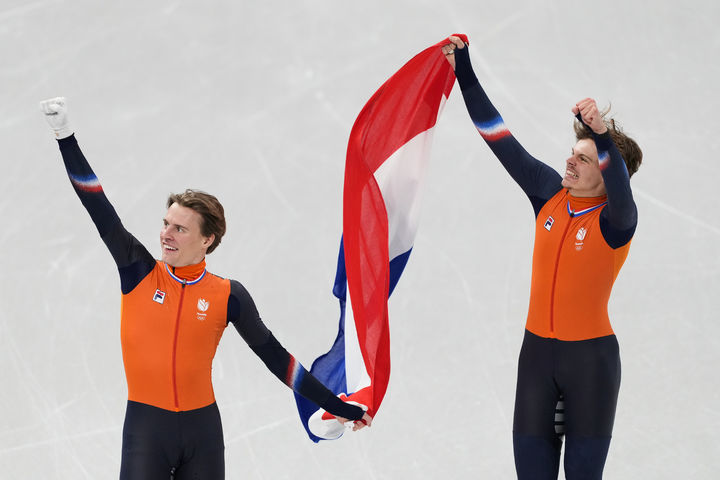 [밀라노=AP/뉴시스] 멜레 판트 바우트와 옌스 판트 바우트(이상 네덜란드) 형제가 19일(한국 시간) 이탈리아 밀라노 아이스스케이팅 아레나에서 열린 2026 밀라노·코르티나담페초 동계올림픽 쇼트트랙 남자 500m에서 은, 동메달을 딴 후 나란히 국기를 들고 트랙을 돌고 있다. 2026.02.19
