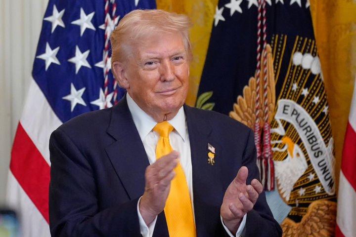 [워싱턴=AP/뉴시스] 도널드 트럼프 미국 대통령이 올해 열리는 백악관 출입기자단 만찬에 참석하겠다는 뜻을 밝혔다고 액시오스, 폴리티코 등 현지 언론이 3일(현지 시간) 보도했다. 사진은 트럼프 대통령이 지난달 18일 백악관 이스트룸에서 열린 '흑인 역사의 달' 행사에 참석해 박수치는 모습. 2026.03.03.