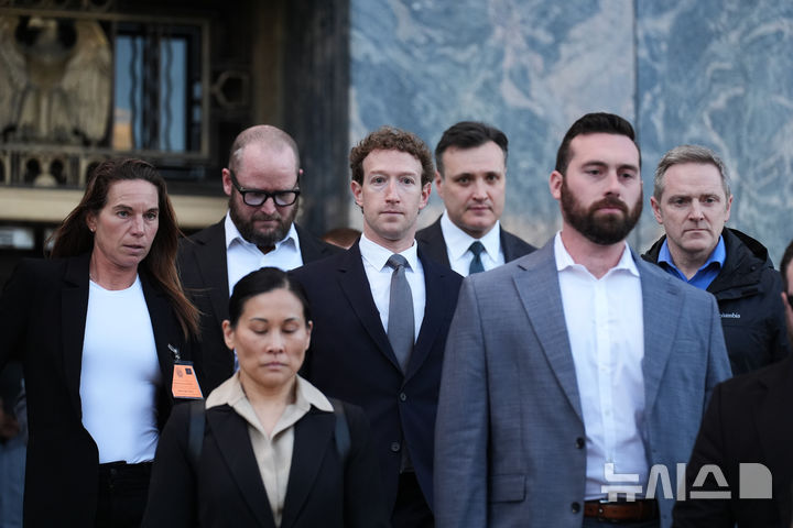 [로스앤젤레스=AP/뉴시스] 마크저크 메타 CEO가 소셜미디어 플랫폼이 아동을 고의로 중독시키고 해를 끼쳤는지 다투는 재판에서 증언을 마치고 법정을 떠나고 있다. 2026.02.19.