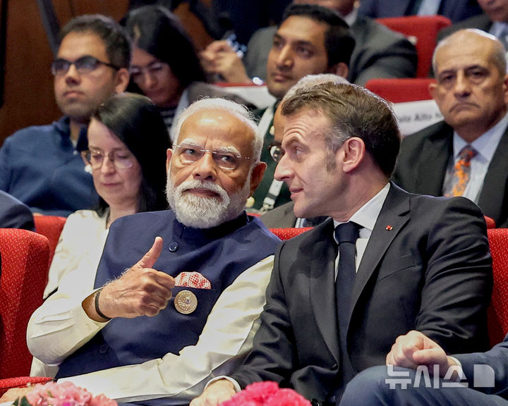 [뉴델리=AP/뉴시스] 나렌드라 모디 인도 총리(왼쪽)가 19일 인도 뉴델리에서 열린 ‘제4회 인공지능(AI) 임팩트 정상회의’에서 엠마뉘엘 마크롱 프랑스 대통령과 참석해 대화를 나누고 있다.2026.02.19. 