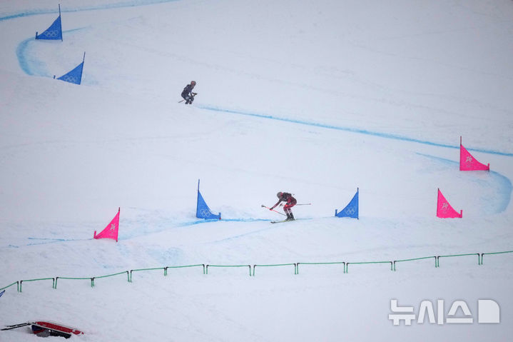 [보르미오=AP/뉴시스] 스위스의 마리안 파통이 19일(현지 시간) 이탈리아 보르미오의 스텔비오 스키 센터에서 열린 2026 밀라노·코르티나담페초 동계올림픽 산악스키 여자 스프린트 결선에서 슬로프를 내려오고 있다. 2026.02.19.