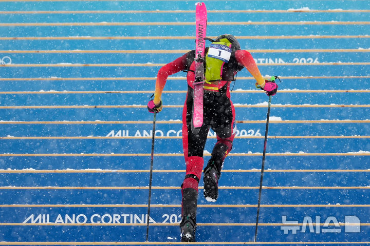 [보르미오=AP/뉴시스] 스페인의 오리올 카르도나 콜이 19일(현지 시간) 이탈리아 보르미오의 스텔비오 스키 센터에서 열린 2026 밀라노·코르티나담페초 동계올림픽 산악스키 남자 스프린트 결선에서 오르막을 오르고 있다. 2026.02.19.