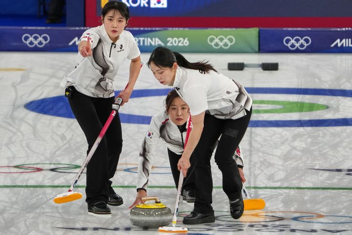 [코르티나담페초=AP/뉴시스]여자 컬링, 대회 4강 진출 실패. 2026.02.19.