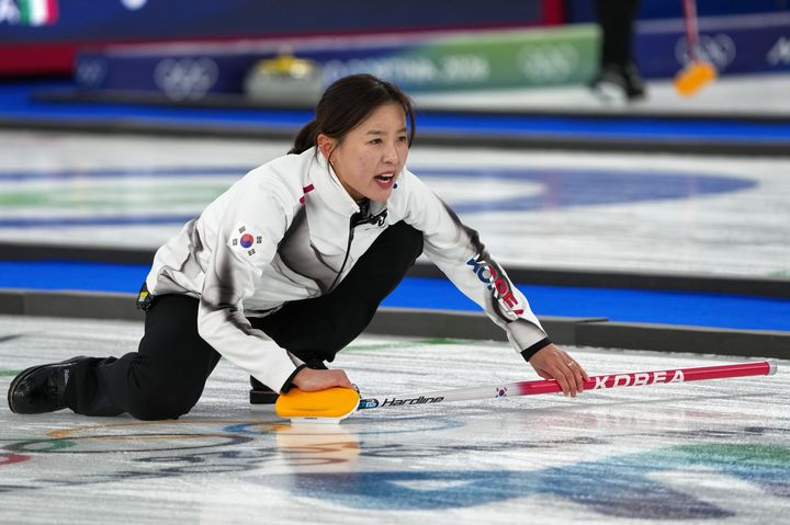 [코르티나담페초=AP/뉴시스] 한국 여자 컬링 대표팀 김은지가 19일(현지 시간) 이탈리아 코르티나담페초의 코르티나 컬링 올림픽 스타디움에서 열린 2026 밀라노·코르티나 동계올림픽 컬링 라운드로빈 9차전 캐나다와 경기 중 방향을 지시하고 있다. 한국이 7-10으로 패해 5승4패, 5위를 기록하며 4강에 오르지 못했다. 2026.02.20.
