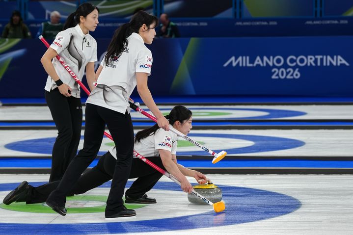 [코르티나담페초=AP/뉴시스] 한국 여자 컬링 대표팀 설예은이 19일(현지 시간) 이탈리아 코르티나담페초의 코르티나 컬링 올림픽 스타디움에서 열린 2026 밀라노·코르티나 동계올림픽 컬링 라운드로빈 9차전 캐나다와 경기 중 스톤을 투구하고 있다. 한국이 7-10으로 패해 5승4패, 5위를 기록하며 4강에 오르지 못했다. 2026.02.20. 