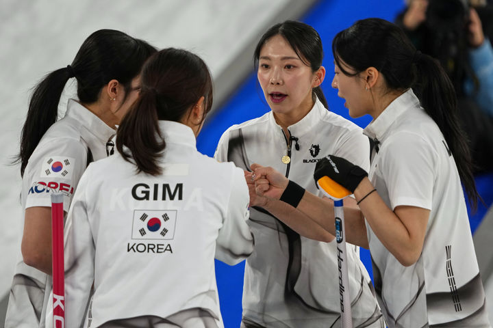 [코르티나담페초=AP/뉴시스] 한국 여자 컬링 대표팀이 19일(현지 시간) 이탈리아 코르티나담페초의 코르티나 컬링 올림픽 스타디움에서 열린 2026 밀라노·코르티나 동계올림픽 컬링 라운드로빈 9차전 캐나다와 경기하고 있다. 한국이 7-10으로 패해 5승4패, 5위를 기록하며 4강에 오르지 못했다. 2026.02.20. 