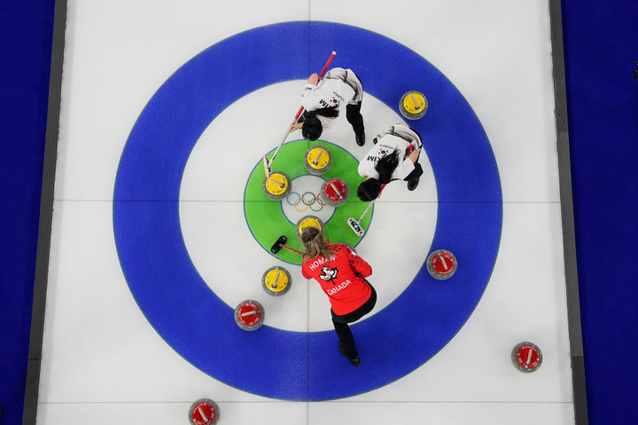 [코르티나담페초=AP/뉴시스] 한국 여자 컬링 대표팀 김민지와 김수지가 19일(현지 시간) 이탈리아 코르티나담페초의 코르티나 컬링 올림픽 스타디움에서 열린 2026 밀라노·코르티나 동계올림픽 컬링 라운드로빈 9차전 캐나다와 경기하고 있다. 한국이 7-10으로 패해 5승4패, 5위를 기록하며 4강에 오르지 못했다. 2026.02.20. 