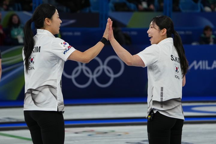 [코르티나담페초=AP/뉴시스] 한국 여자 컬링 대표팀 김민지와 김수지가 19일(현지 시간) 이탈리아 코르티나담페초의 코르티나 컬링 올림픽 스타디움에서 열린 2026 밀라노·코르티나 동계올림픽 컬링 라운드로빈 9차전 캐나다와 경기하고 있다. 한국이 7-10으로 패해 5승4패, 5위를 기록하며 4강에 오르지 못했다. 2026.02.20. 