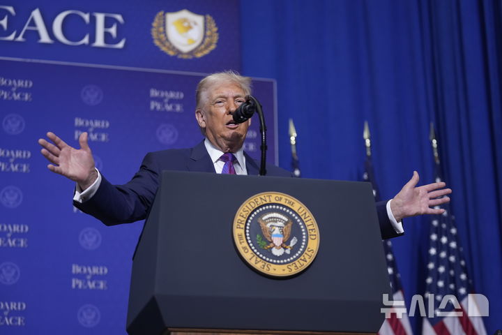 [워싱턴=AP/뉴시스] 도널드 트럼프 미국 대통령이 19일(현지 시각) 워싱턴DC 미국평화연구소에서 가진 가자지구 평화위원회 첫 이사회에서 연설하고 있다.2026.02.20.