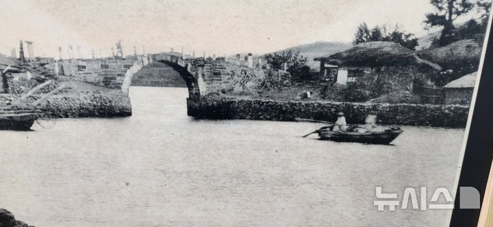 [통영=뉴시스] 신정철 기자= 경남 통영시가 추진중인 근대역사문화공간 재생 활성화사업이 통영시 원도심에 새로운 활력을 불어넣고 있다.사진은 통영근데사진전시관 내 통영운하 돌다리 사진 모습.2026.02.19. sin@newsis.com