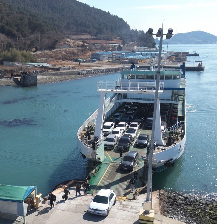 [여수=뉴시스] 여수 신기~여천항로 여객선 탑승객이 하선하고 있다. (사진=운항관리센터 제공) 2026.02.19. photo@newsis.com *재판매 및 DB 금지