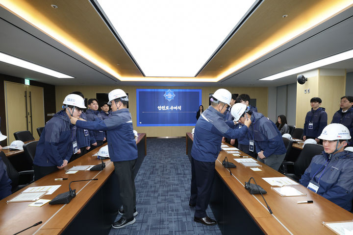 [서울=뉴시스] 대우건설이 지난 13일 신입사원에게 노사가 합동으로 안전모를 수여하는 '대우건설人 고유례'를 실시했다고 19일 밝혔다. (사진=대우건설 제공) 2026. 2. 19. *재판매 및 DB 금지