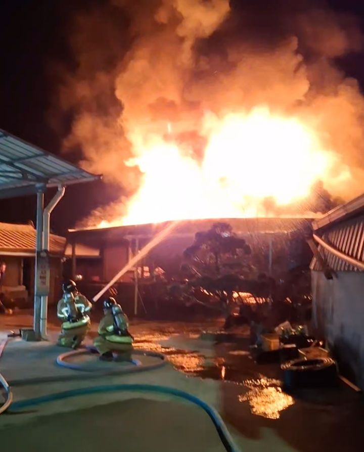 [대구=뉴시스] 19일 오전 3시39분께 대구 군위군 삼국유사면 가암리 한 주택에서 불이 났다. (사진=대구소방안전본부 제공) 2026.02.19. photo@newsis.com *재판매 및 DB 금지