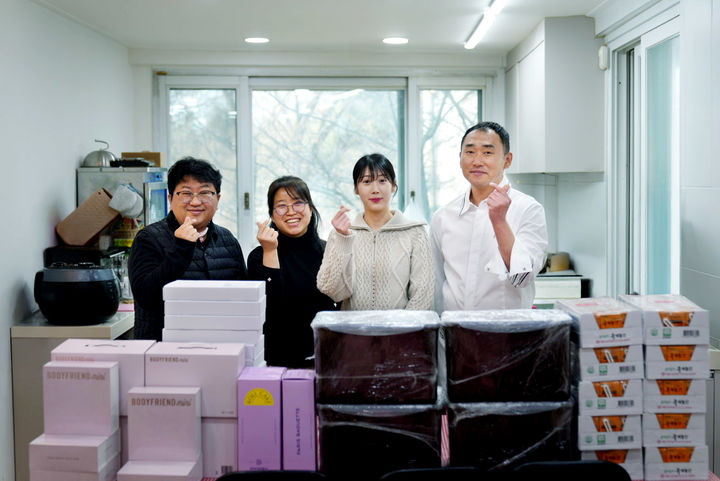 [서울=뉴시스] 바디프랜드는 지난 12일 서울시 강남구 일원동에 위치한 비젼학교 지역아동센터를 방문해 후원 물품 전달식을 진행했다고 19일 밝혔다. (사진=바디프랜드 제공) 2026.02.19. photo@newsis.com *재판매 및 DB 금지